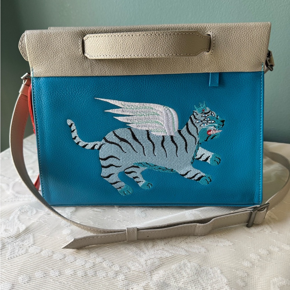 **RARE** NWT MIN & MON LUXURY CROSSBODY BAG!!